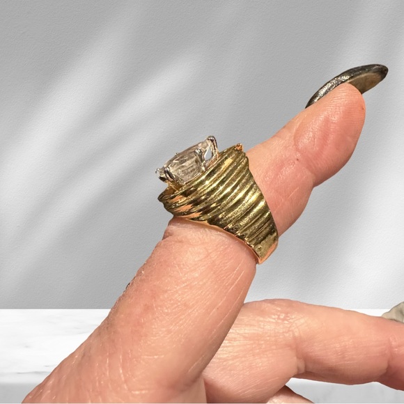 Pear Shaped Premium Quality Zircon Gold Faux Diamond Ring size 6 new - Picture 7 of 7